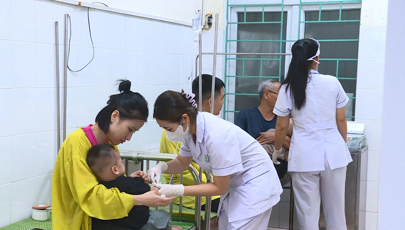 Tratamiento de niños con diarrea aguda causada por el virus Rota en el Departamento de Pediatría, Hospital General de Ha Trung. Foto: Tran Lam