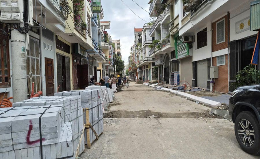 Current status of a street in Ha Long ward on the morning of June 10th after a long period of project construction started. Photo: Nguyen Hung