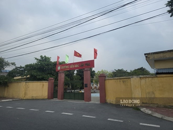 Parents of Loc Hoa Elementary School, Dong A ward, Ninh Binh province are concerned about the bonus difference. Photo: Luong Ha