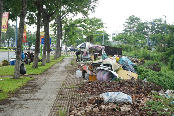 Garbage piled up on the sidewalk on Vo Van Kiet street, Can Tho City. Photo: Ta Quang