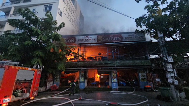 Fire at a seafood restaurant in Bac Nha Trang ward caused many properties to be burned down. Photo: Huu Long
