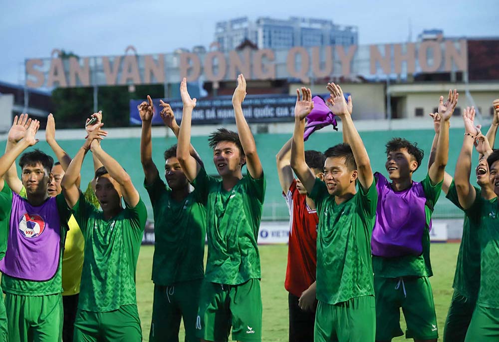 Các cầu thủ Lâm Đồng chia vui cùng người hâm mộ sau khi giành vé lên chơi ở giải hạng Nhất. Ảnh: VFF