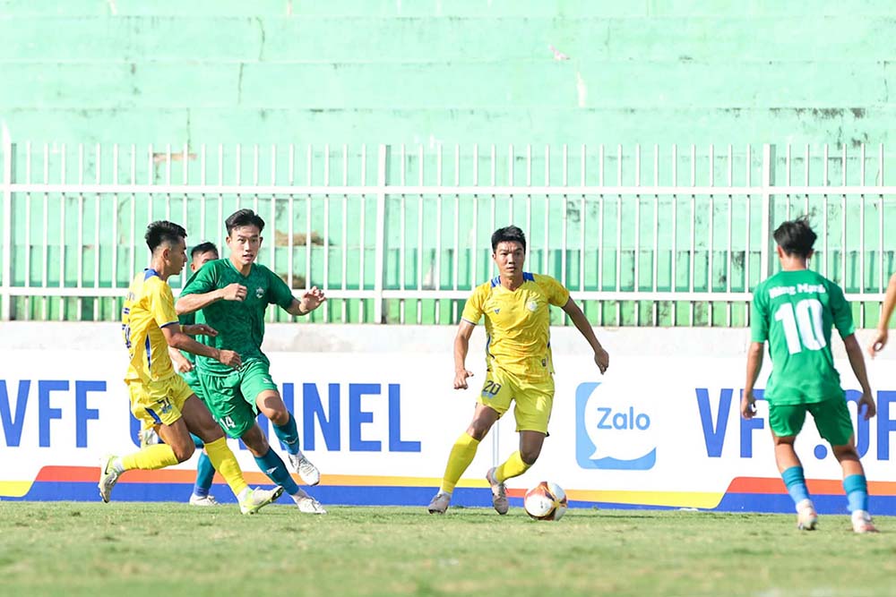 Hai đội thi đấu chặt chẽ trong suốt 90 phút. Ảnh: VFF
