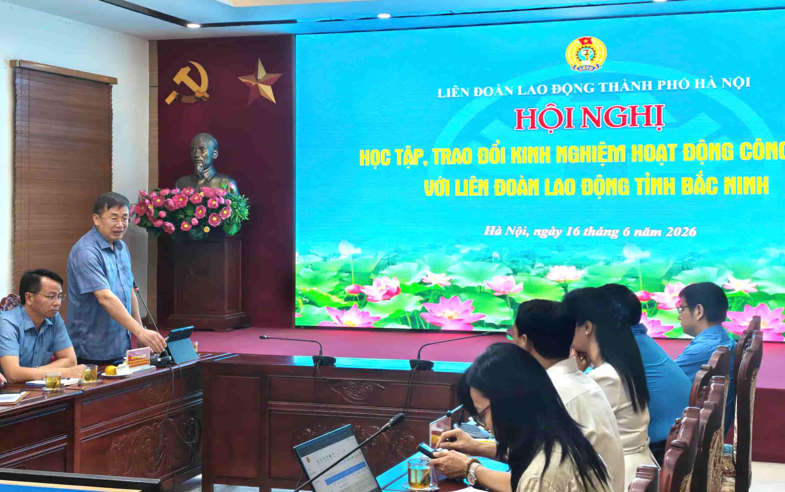 Mr. Thach Van Chung - Chairman of the Bac Ninh Provincial Labor Federation as Head of the delegation had a working session, exchanging experiences on the deployment of grassroots trade union financial management software at the Hanoi City Labor Federation. Photo: Quyet Chien.