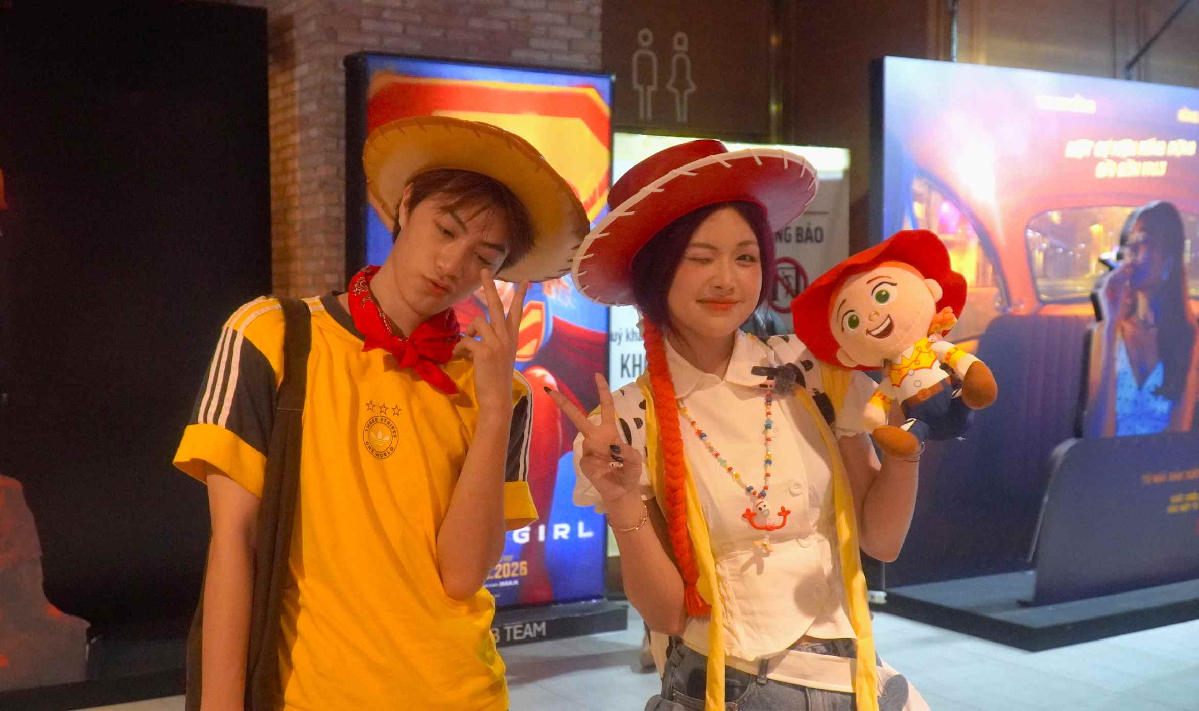 Bạn Quỳnh Anh cùng bạn hóa thân thành những nhân vật trong Toy Story 5. Ảnh: Minh Vũ
