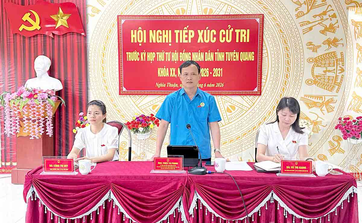 Mr. Trieu Tai Phong, Chairman of the Tuyen Quang Provincial Labor Federation, Head of Delegation No. 2 of the Provincial People's Council, answered and clarified some recommendations of voters in Nghia Thuan commune. Photo: Van Long