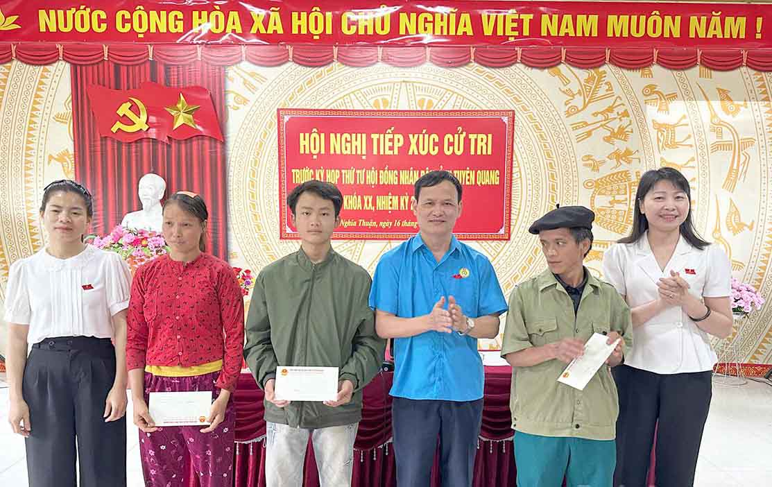 Tổ đại biểu số 2 HĐND tỉnh Tuyên Quang trao tặng quà cho một số hộ nghèo, hộ có hoàn cảnh khó khăn trên địa bàn xã Nghĩa Thuận. Ảnh: Văn Long.