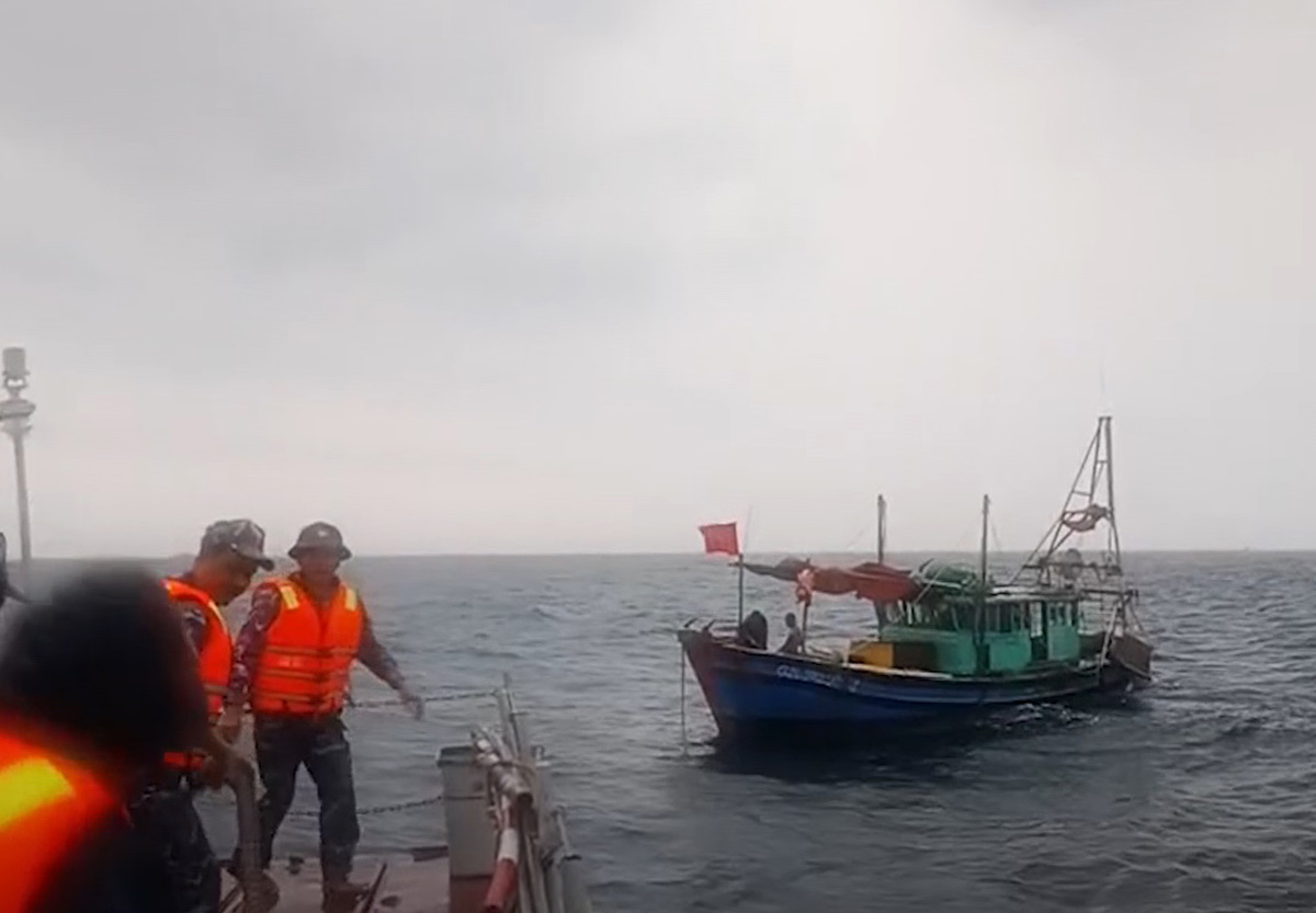 Ship 201 of Flotilla 7, Brigade 169 (Navy Region 1) promptly rescued a fishing vessel with engine failure at sea in bad weather. Photo: Navy Region 1