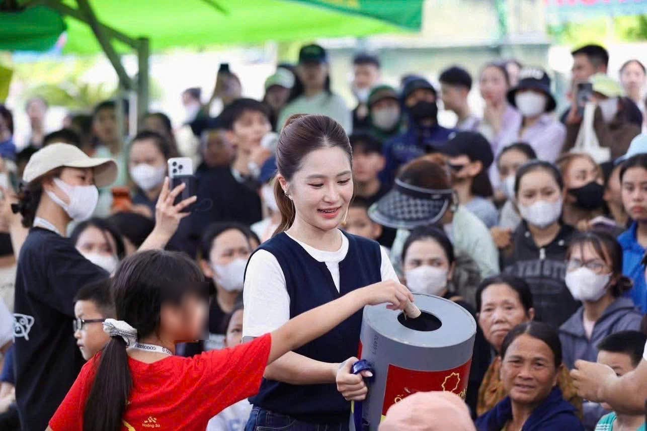 Ca sỹ Hương Tràm kêu gọi sự ủng hộ cho các trường hợp tại chương trình “Mái ấm gia đình Việt”. Ảnh: Thanh Nhàn