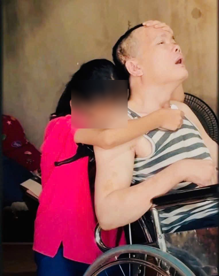 Em L.T.V., 11 tuổi ở xã Thiên Nhẫn cùng người cha sống trong trạng thái thực vật. Ảnh: Thanh Nhàn
