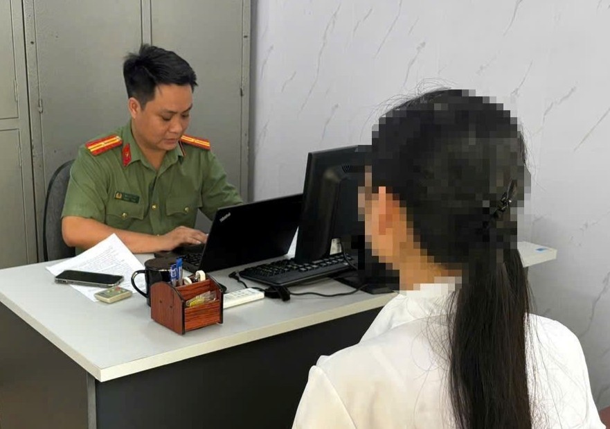 Cyber Security and High-Tech Crime Prevention Department working with Ms. P.H. T. Photo: Hai Phong Police