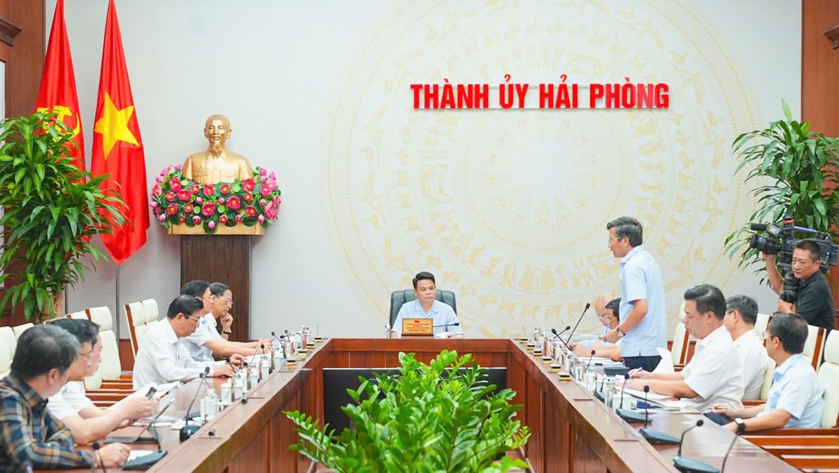 The Standing Committee of the City Party Committee listens to reports and gives opinions on some important contents of the city. Photo: Hai Phong e-Portal