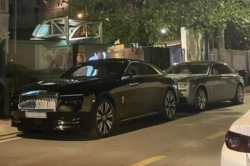 Two Rolls-Royce models belonging to two generations and two different operating philosophies suddenly appeared simultaneously on the streets of Ho Chi Minh City. Photo: Minh Dung