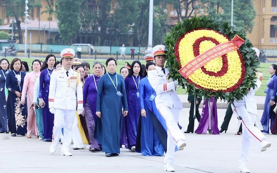 Ms. Le Thi Thuy - Member of the Party Central Committee, Vice Chairwoman of the Central Committee of the Vietnam Fatherland Front, President of the Vietnam Women's Union (front row, middle) leads the delegation to visit President Ho Chi Minh's Mausoleum. Photo: Thu Ha