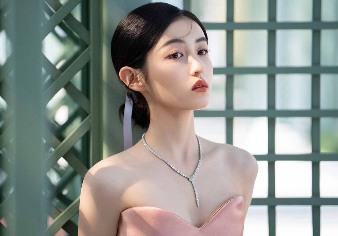 2001-born actress Truong Tu Phong entered the preliminary list of Best Actress at the 2026 Hundred Flowers Awards with 2 different roles. Photo: Xinhua