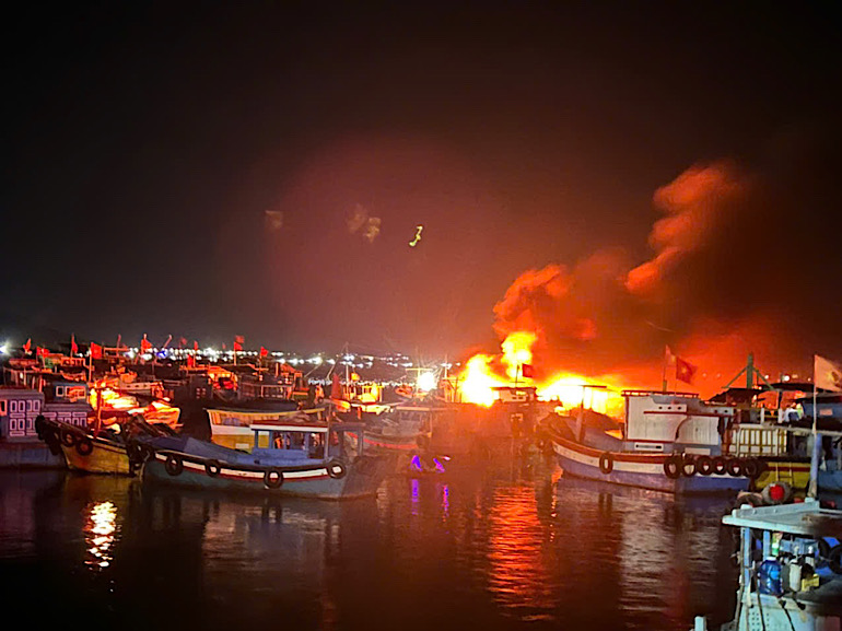 関係当局は、消防車2台と消防士12人を現場に派遣し、漁船の火を消火しました。写真:フウ・ロン