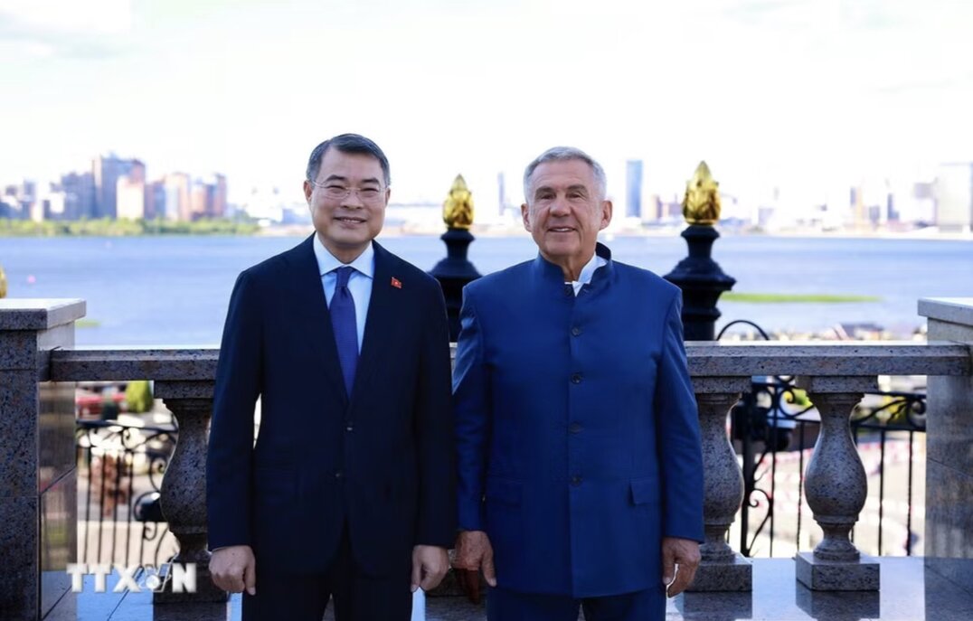 Politburo member, Prime Minister Le Minh Hung met with the Head of the Republic of Tatarstan Rustam Minnikhanov in Kazan city. Photo: VNA