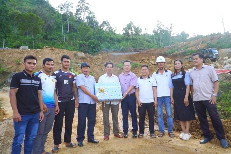Lãnh đạo địa phương tặng quà, đôn đốc công nhân đẩy nhanh tiến độ thi công dự án khẩn cấp. Ảnh: Trường An