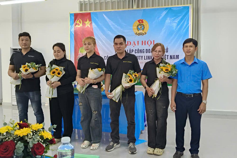 Mr. Nguyen Trong Danh (right cover) - Member of the Standing Committee of the Tay Ninh Provincial Labor Federation, Deputy Head of the Provincial Industrial Zones Trade Union congratulates the Congress. Photo: Phuong Dung