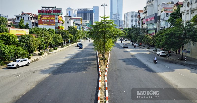 Hanoi adjusts barriers on Van Cao street to construct metro line No. 5. Photo: Huu Chanh