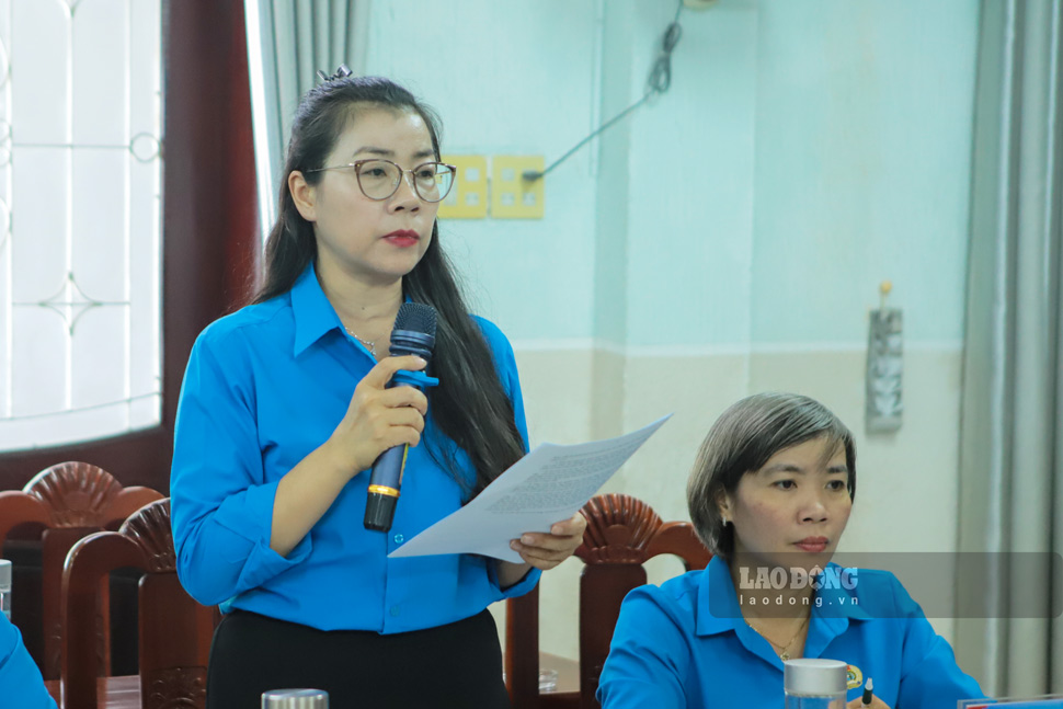 Bà Nguyễn Thị Thanh Thủy báo cáo tại buổi làm việc. Ảnh: Hoài Phương