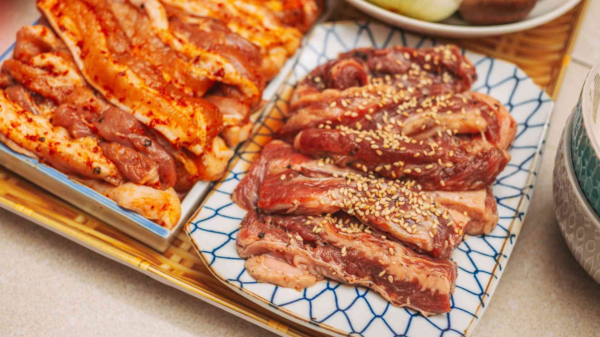 Marinate the meat with a little cornstarch, thereby limiting the meat from being dry or tough. Graphic photo: Huong Son