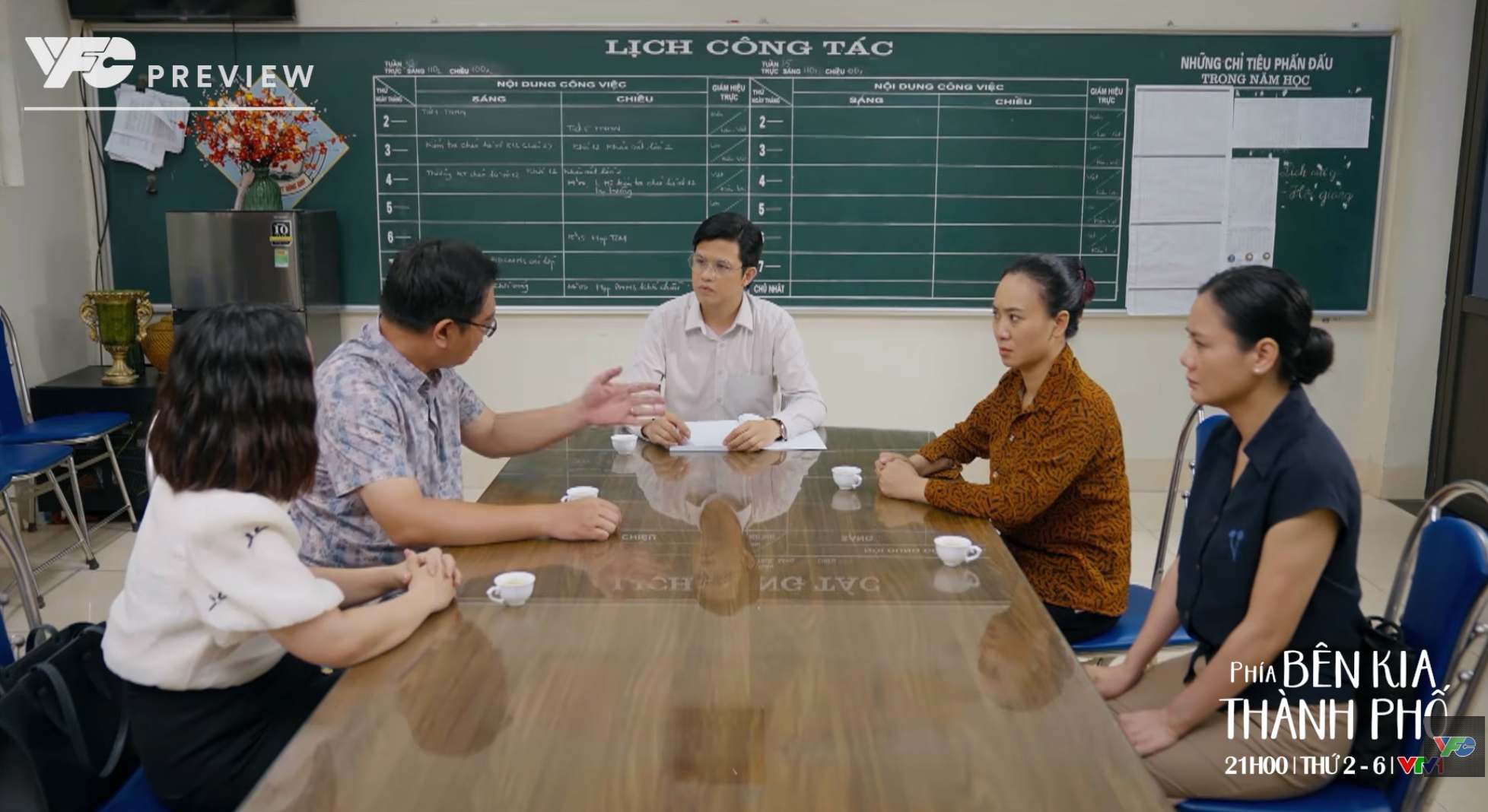 Thầy giáo đã mời phụ huynh Thái, Khuê, Cương lên nói chuyện. Ảnh: VFC.