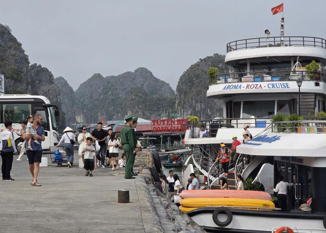 Cat Hai Special Zone directs strengthening safety assurance in tourism activities in the bays of the Cat Ba archipelago. Photo: Ngoc Son