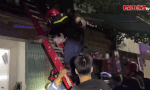 Scene of rescuing 3 people trapped in a house fire in Thanh Hoa. Photo: Thanh Hoa Police