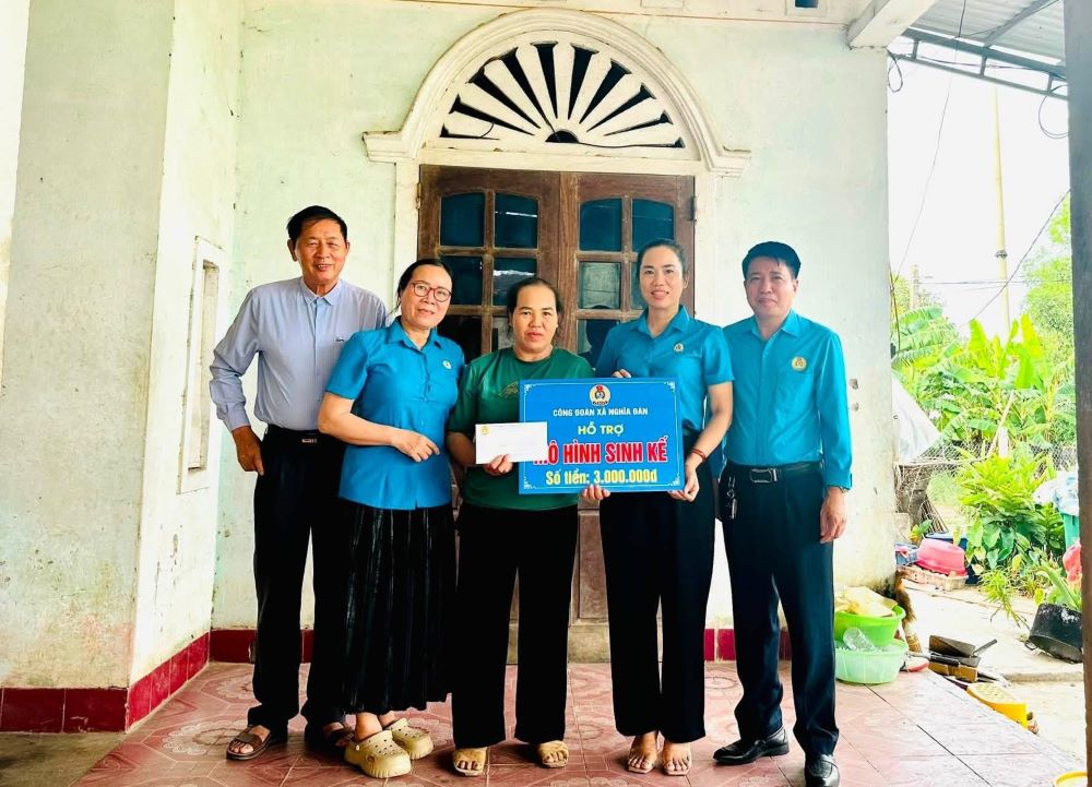 Nghia Dan Commune Trade Union supports livelihoods for union members in difficult circumstances. Photo: Nghe An Trade Union