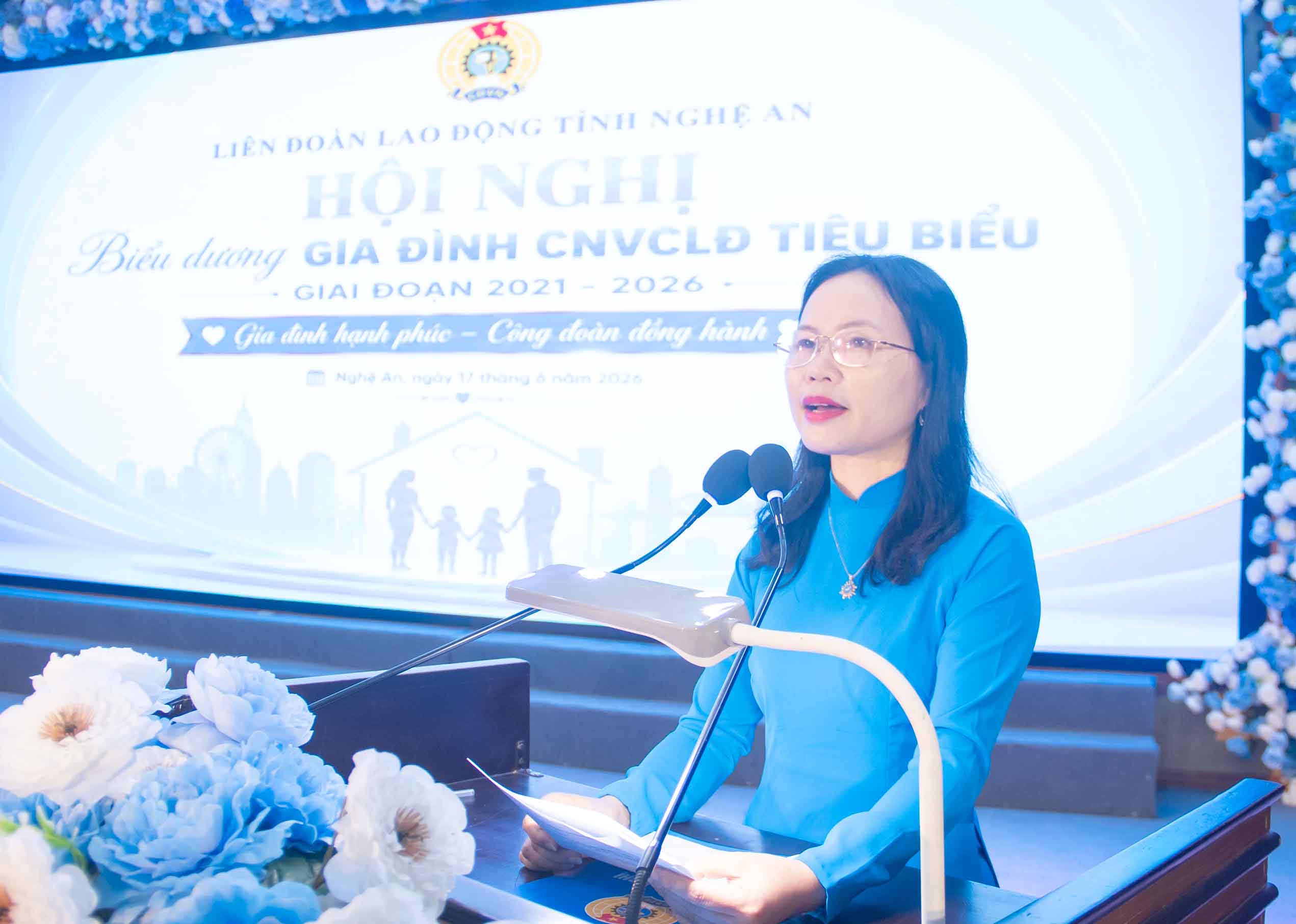 Bà Phan Thị Trang - Phó Chủ tịch Liên đoàn Lao động tỉnh Nghệ An phát biểu tại chương trình. Ảnh: Duy Chương
