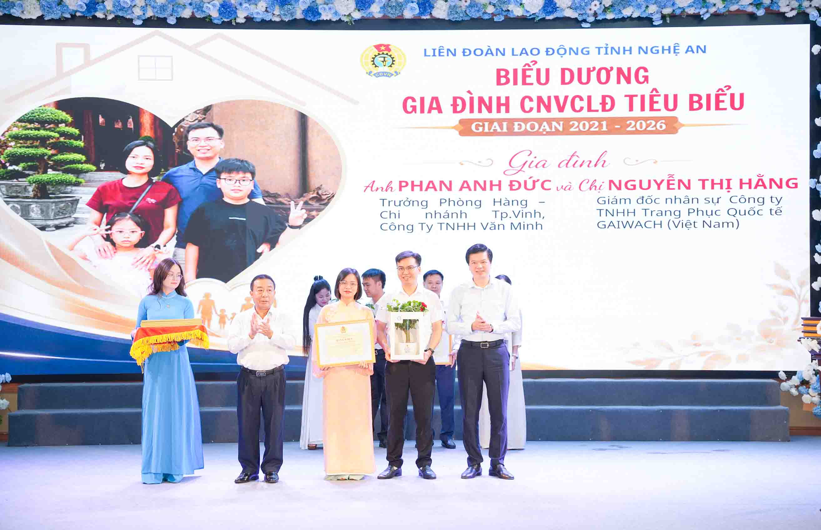 Lãnh đạo UBND tỉnh Nghệ An và Ủy Ban MTTQ Việt Nam tỉnh trao bằng khen và tặng hoa cho các gia đình