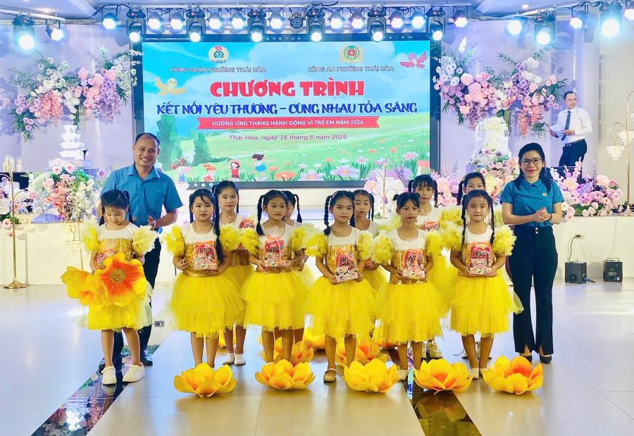 Thai Hoa Ward Trade Union awards scholarships and free swimming lessons to union members' children. Photo: Nghe An Trade Union