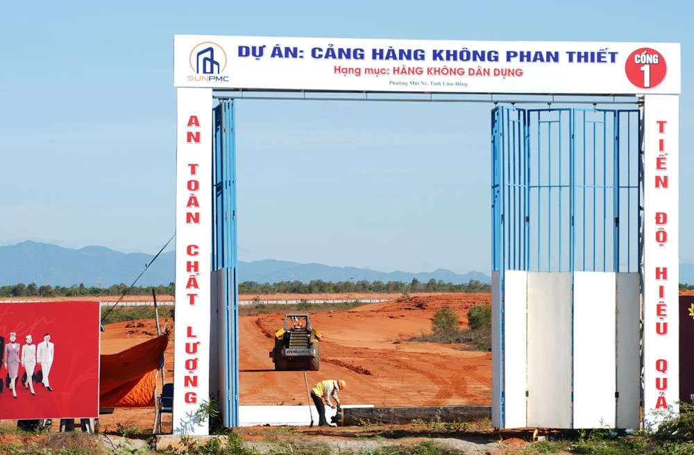 Cổng vào công trường, xung quanh đã dựng hàng rào. Ảnh: Hữu Tri