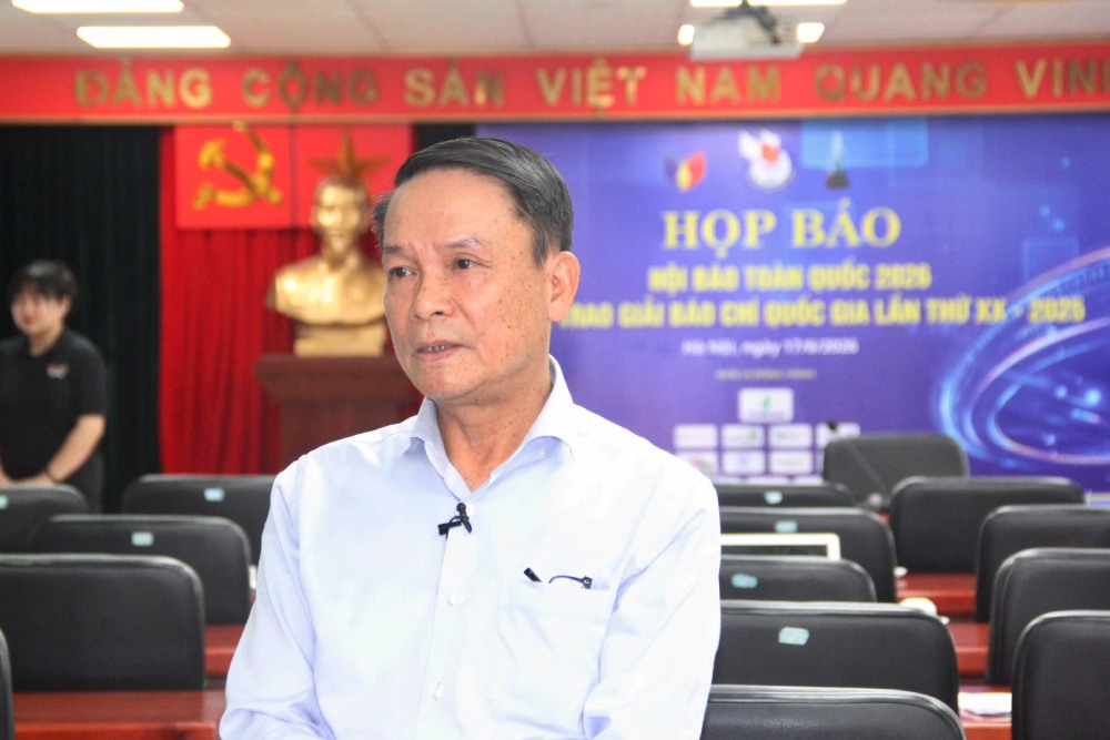 Phó Chủ tịch Thường trực Hội Nhà báo Việt Nam Nguyễn Đức Lợi trao đổi với PV Lao Động. Ảnh: Phạm Đông
