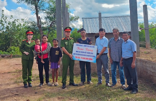 A Doi Commune Police in coordination with the Vietnam Fatherland Front Committee of A Doi commune organized the groundbreaking ceremony for building Great Solidarity houses for people in the border area of Quang Tri. Photo: A Doi Commune Police