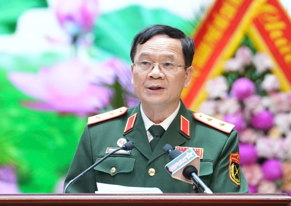 Lieutenant General Khuat Viet Dung, Vice Chairman of the Vietnam Veterans Association, presents the Political Report at the congress, morning of June 17. Photo: Huu Chanh