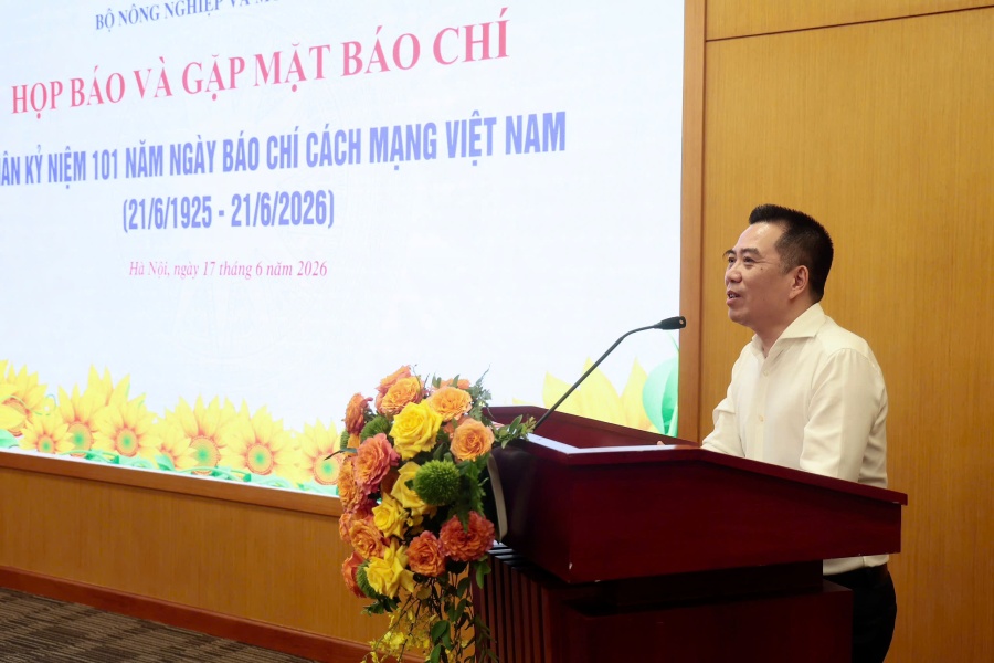 Thứ trưởng Bộ Nông nghiệp và Môi trường chủ trì buổi họp báo, gặp mặt báo chí ngày 17.6. Ảnh: Việt Anh.