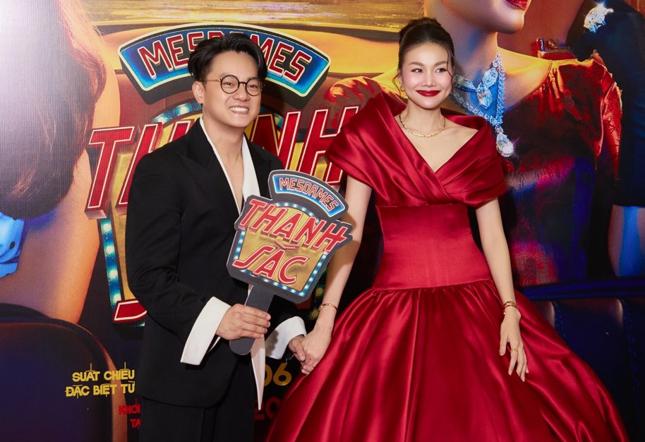 Husband came to congratulate Thanh Hang. Photo: Film crew.