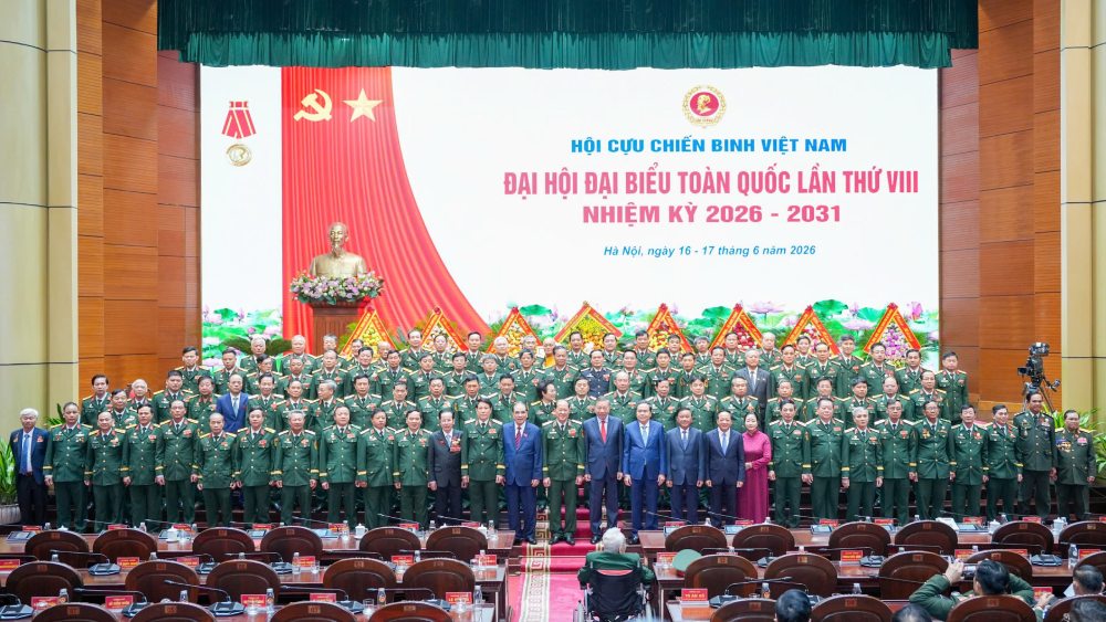 Ban Chấp hành Hội Cựu chiến binh Việt Nam khóa VIII, nhiệm kỳ 2026-2031 ra mắt đại hội. Ảnh: Hữu Chánh