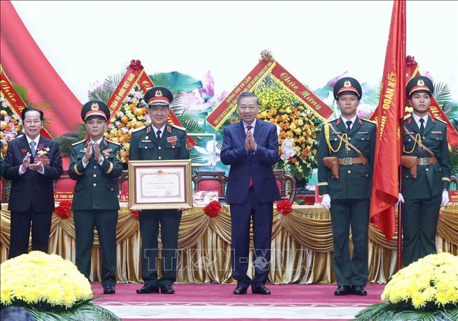 General Secretary and President To Lam awarded the Ho Chi Minh Order to the Vietnam Veterans Association. Photo: Thong Nhat/VNA.