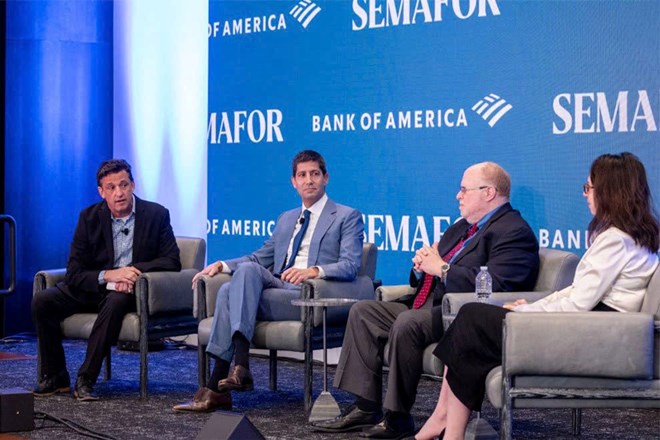 The USD weakens as investors closely monitor the first policy decision under Mr. Kevin Warsh (second from the left), the new Fed Chairman. Photo: AFP