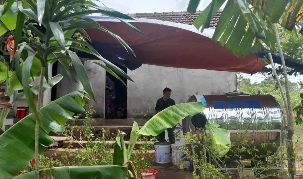 After being bitten by a snake and dying, the woman in Trung Thuan commune was handed over to take care of the funeral. Photo: Hai Phuoc