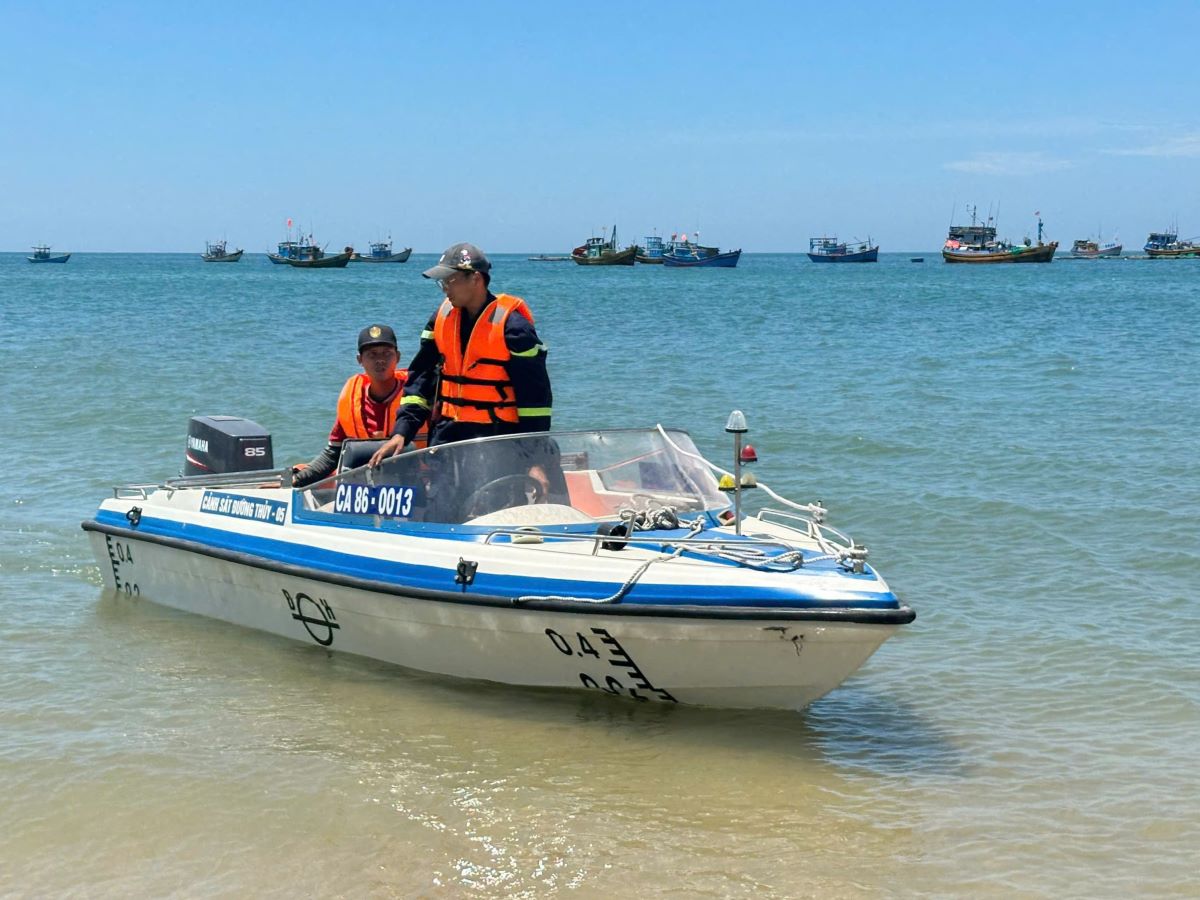 Using flycam and canoe to search for male beach tourist who was swept away by waves and went missing