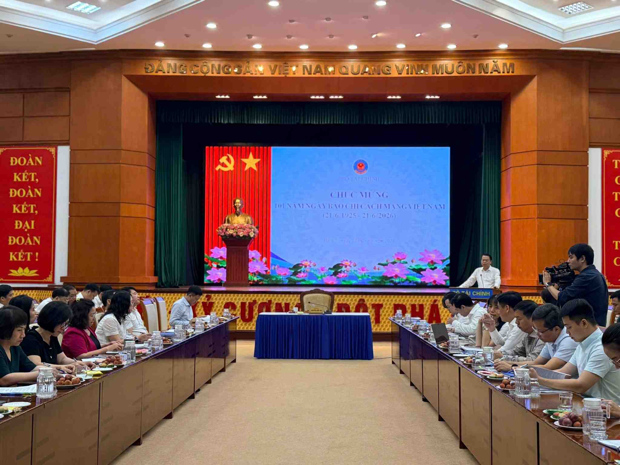 Deputy Minister of Finance Nguyen Duc Chi said that components, raw materials and machinery and equipment recorded a significant trade deficit. Photo: Ministry of Finance