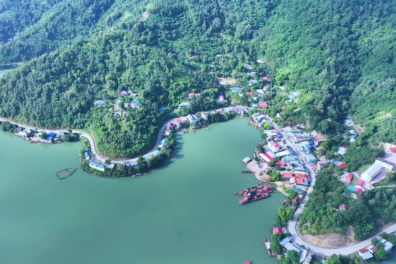 Tan Phong commune lake, Son La province with picturesque mountains and waters, fair market on the Da River. Photo: Binh Minh