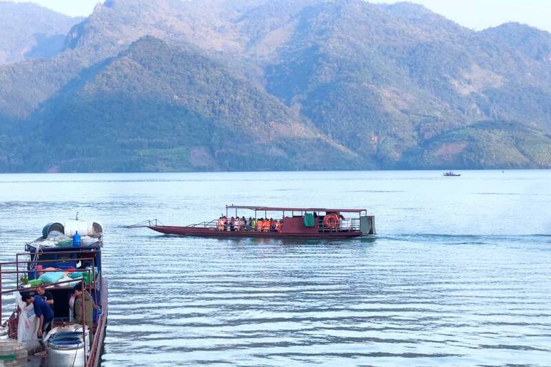 Bến phà Vạn Yên, nối xã Tân Phong với xã Đoàn Kết trên Quốc Lộ 43. Ảnh: Bình Minh