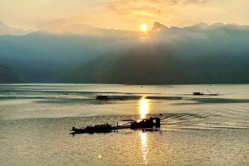 Bình minh và hoàng hôn trên lòng hồ Tân Phong. Ảnh: Phúc Thịnh
