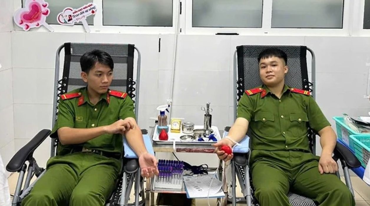 Two soldiers of the Mobile Police Team of the Mobile Police Department of the Provincial Police quickly arrived at the hospital to participate in blood donation to save people. Photo: Thai Thanh