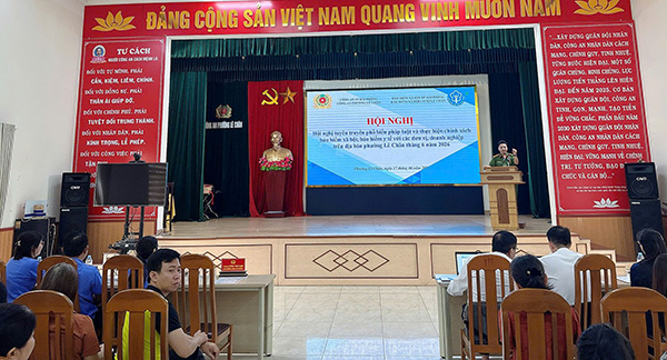 Lieutenant Colonel Khuc Thai Nam - Deputy Head of Le Chan Ward Police propagates the law on social insurance at the conference. Photo: Hai Phong Police